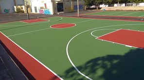  Πέντε άτομα έπαιζαν μπάσκετ σε σχολείο της Λάρισας - αποκόμισαν από ένα πρόστιμο 